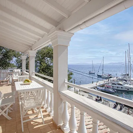 Seafront Elegant Apartment Kassiopi